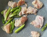 茗荷と鶏もも肉の米酢炒め作り方2写真