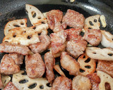 れんこんとステーキ肉のニンニク炒め♡作り方7写真