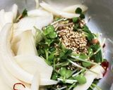 納豆に新玉葱カンタン酢漬けのせ カイワレ作り方3写真