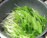 時短簡単☆水菜とキムチの炒めうどん醤油味作り方1写真
