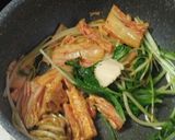 時短簡単☆水菜とキムチの炒めうどん醤油味作り方3写真