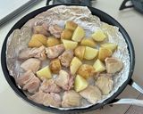 新じゃがと鶏肉のコンソメバター蒸し作り方4写真