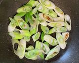 めんつゆで簡単！焦がしネギ肉うどん作り方1写真