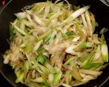 ねぎ大量消費にも！　長ねぎの塩昆布炒め作り方2写真