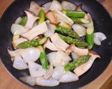 鶏もも肉とアスパラの和風バター醬油炒め作り方4写真