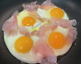 超簡単☆生ハムを添えた目玉焼き作り方1写真