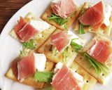 生ハム&クリームチーズのクラッカー♪作り方1写真