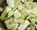 春キャベツ、新玉ねぎ、お麩のお味噌汁♡作り方1写真
