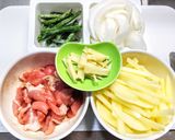 豚ロース肉と新玉ネギと新ジャガの中華炒め作り方1写真