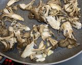 舞い踊る美味しさ♪舞茸カニカマ海苔炒め作り方3写真