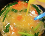 トマトと新玉ねぎとニラのかき玉味噌汁作り方4写真