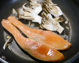 簡単！銀鮭の舞茸焼き　調味料不要作り方1写真