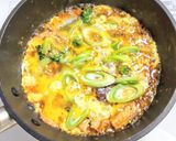 サバ缶と長ネギとオイスターソースの卵とじ作り方5写真