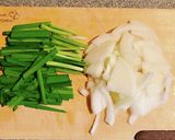 ニラと玉ねぎも入れて、お手軽豚キムチ♪作り方1写真