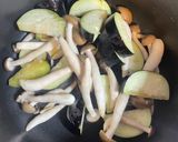 冷蔵庫の余り物。鶏肉と野菜の和風煮込み作り方2写真
