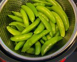 スナップえんどうとニンジンのコンソメ炒め作り方1写真