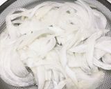 新玉ねぎとサラダチキンの胡麻ドレ和え作り方1写真