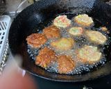 鶏肉だんごと新玉ねぎ、ニラのスープ作り方3写真