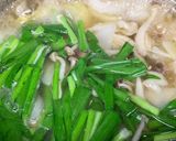 鶏肉だんごと新玉ねぎ、ニラのスープ作り方5写真
