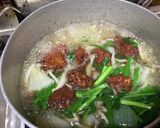 鶏肉だんごと新玉ねぎ、ニラのスープ作り方6写真