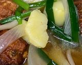 鶏肉だんごと新玉ねぎ、ニラのスープ作り方7写真
