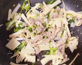 豚こまと筍と春キャベツの塩焼きそば作り方2写真