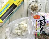 ポリ袋で乾物・缶詰の『ふりふりおにぎり』作り方1写真