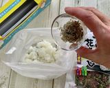ポリ袋で乾物・缶詰の『ふりふりおにぎり』作り方3写真