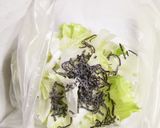 超簡単！ごま油が効いたレタス塩昆布サラダ作り方2写真