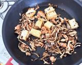 鮭と舞茸のピリ辛焼きそば作り方1写真