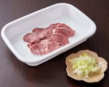ゴマ油と葱がたまらな～い！豚タンの葱塩丼作り方1写真
