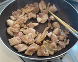 鶏肉とにんにく芽としめじの焼肉タレ炒め。作り方2写真