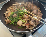 鶏肉とにんにく芽としめじの焼肉タレ炒め。作り方3写真