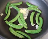 スナップエンドウのガリバタ醤油炒め作り方4写真