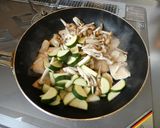 鶏肉とズッキーニの柚子こしょう炒め作り方4写真