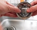 裏技？　ツナ缶の油きり作り方4写真