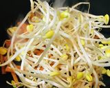 モヤシたっぷりの赤だし味噌汁作り方1写真