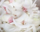 甘旨！新じゃがと新玉ねぎの白味噌汁♪作り方2写真