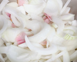 甘旨！新じゃがと新玉ねぎの白味噌汁♪作り方2写真