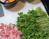 簡単！めちゃうま♪豚バラと豆苗の卵とじ♪作り方2写真
