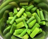 豚バラとニンニク茎のオイスターソース炒め作り方1写真