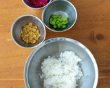 鮮やか！紅生姜と枝豆のおむすび作り方2写真