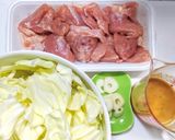 鶏もも肉と春キャベツのカラシ中華炒め作り方1写真