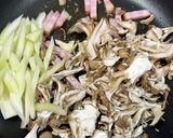 セロリ舞茸ベーコンのケチャップ炒め♪作り方2写真