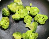 しらすとブロッコリーのオリーブオイル炒め作り方1写真