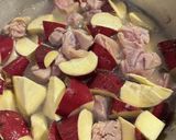 相性抜群！さつまいもと鳥もも肉の煮物作り方3写真