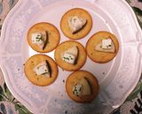 リッツにクリームチーズon！作り方3写真