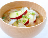 定番【さつまいもと玉ねぎのお味噌汁】作り方4写真