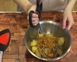 肉じゃがアレンジ！カレー風味の春巻き作り方1写真