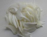 簡単副菜☆新たまねぎのチーズオムレツ。作り方1写真